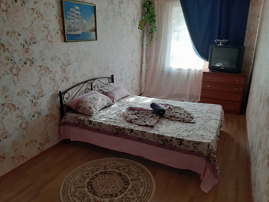 Двухкомнатная квартира посуточно в Мариуполе, Центральный район, пр-т Строителей, 99