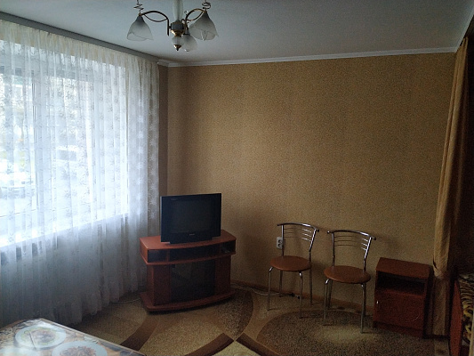 Однокомнатная квартира посуточно в Хмельнике, ул. 1-го Мая, 15