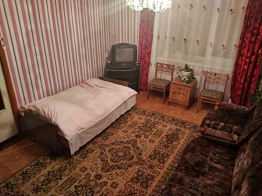 Однокомнатная квартира посуточно в Изюме, ул. Пролетарская, 10