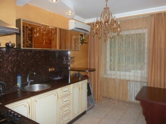 Трехкомнатная квартира посуточно в Ильичёвске (Черноморске), ул. Мира (Ленина), 15А